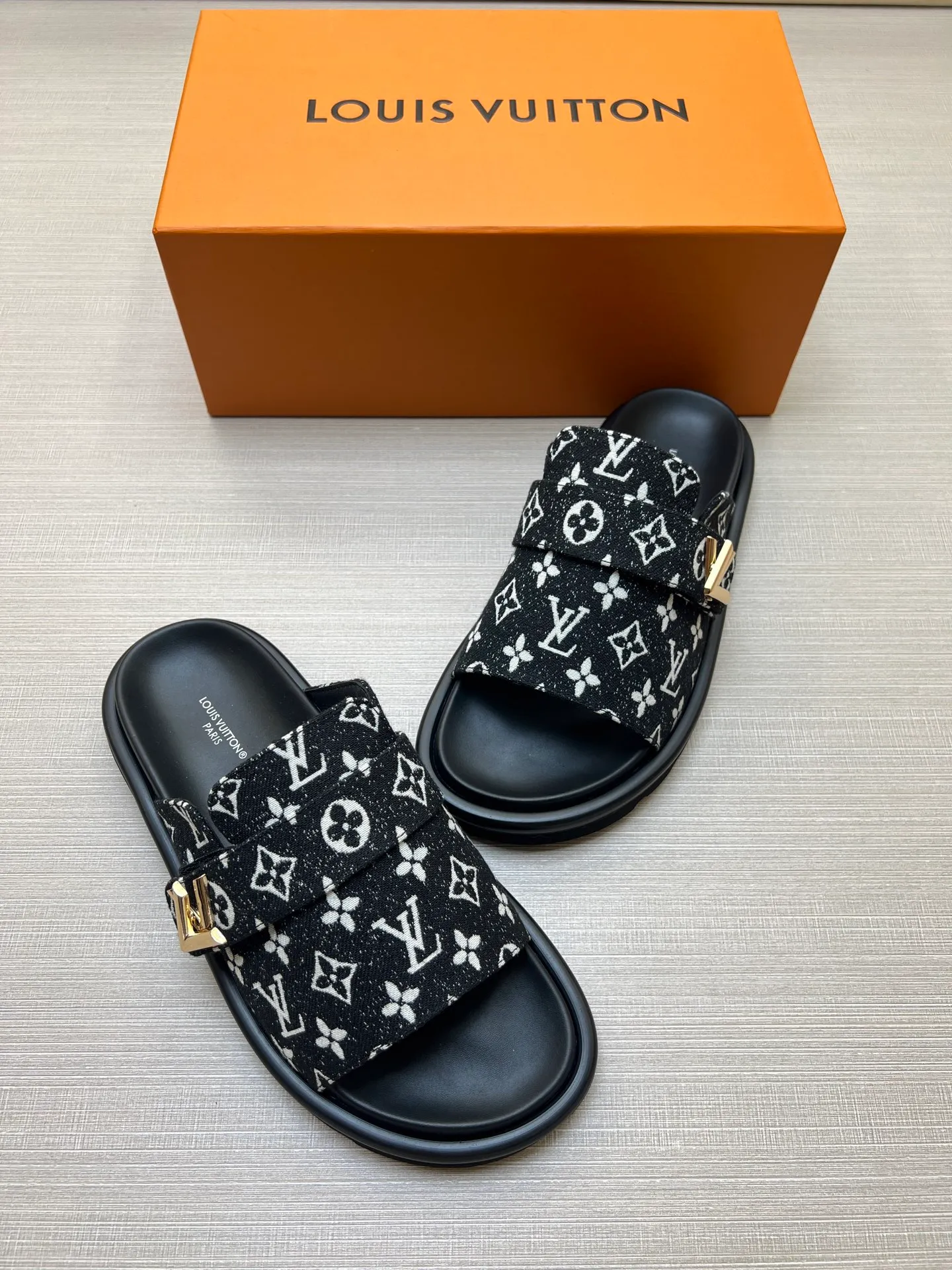 Factory price: 360💰【LOUIS VUITTON】Louis Vuitton, LV printing, men's and women's slippers are on the market, drawer box packaging with cloth bag, card, the upper pattern looks very soft and waxy, super versatile leg slimming artifact. Fabric: imported denim/canvas/old fabric, LV hardware LOGO, official website pattern printing, comfortable to wear, foot pads: high elastic men's shoes💰U water table. Sole: foam sole, heel height: about 5cm. Code number: 35-46, 35, 45, 46 are custom-made and non-returnable. Color: multiple colors and styles available.